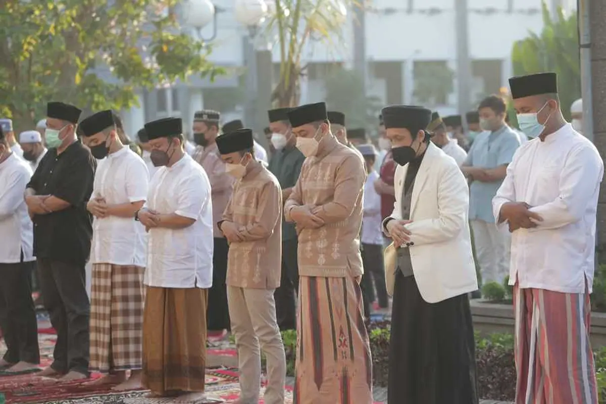 Eri Cahyadi dan keluarga shalat Idul Fitri di Taman Surya Balai Kota Surabaya. (Istimewa)