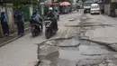 Kondisi tersebut membahayakan pengendara terlebih saat musim hujan karena jalan menjadi licin dan penuh kubangan air. (merdeka.com/Arie Basuki)