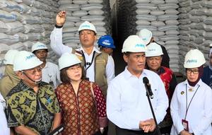 Direktur Utama Perum Bulog, Ahmad Rizal Ramdhani, meminta hadirin diam saat Menteri Pertanian, Andi Amran Sulaiman mengumuman stok beras nasional. (Dok Kementan)