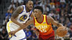 Aksi pemain Utah Jazz, Donovan Mitchell (kanan) mencoba melewati adangan pemain Warriors, Andre Iguodala pada lanjutan NBA basketball game di Vivint Smart Home Arena, Salt Lake City, (30/1/2018). Utah menang 129-99. (AP/Rick Bowmer)