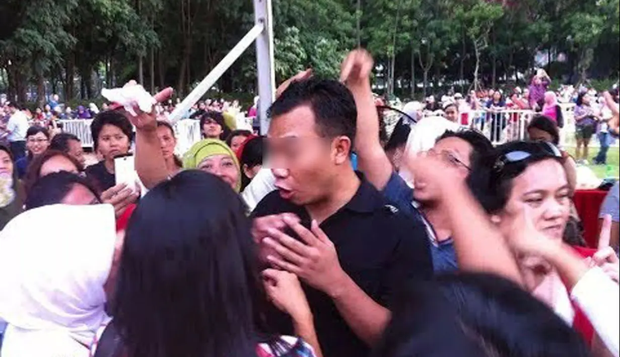 Ratusan massa langsung menyerbu oknum panitia yang melarang mereka untuk mencoblos, Victoria Park, Causeway Bay, Hongkong, Minggu (6/7/2014) (twitter.com) 