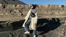 Gaya kasual bisa kamu dapatkan dengan padu padan celana jeans, stripes turtleneck, dan raincoat. Tak lupa, tambahkan waist bag untuk menciptakan tampilan stylish di musim dingin. (FOTO: Instagram.com/ameliaelle).