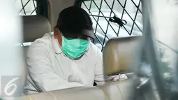 Gayus menutupi wajah dengan masker saat berada dalam mobil tahanan di PN Jakarta Selatan, (3/5/2016). Gayus sendiri tengah menjalani masa hukuman 30 tahun penjara terkait kasus pencucian uang dan penyuapan penjaga tahanan. (Liputan6.com/Yoppy Renato)