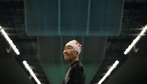 Kartini Sapardjiman (85) bersiap sebelum beraksi dalam nomor estafet gaya ganti putri 200 meter Indonesia Open Aquatic Championships 2025 yang berlangsung di Stadion Akuatik GBK, Senayan, Jakarta, Jumat (14/11/2025). (Bola.com/Bagaskara Lazuardi)