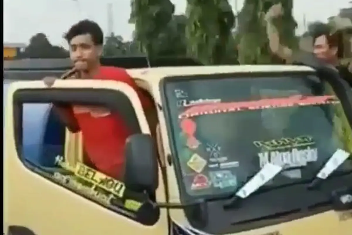 Seperti dilansir akun Instagram @agoez_bandz4, Minggu (11/4/2020), terlihat seorang pria berdiri di pintu depan sebelah kanan atau tempat pengemudi duduk.