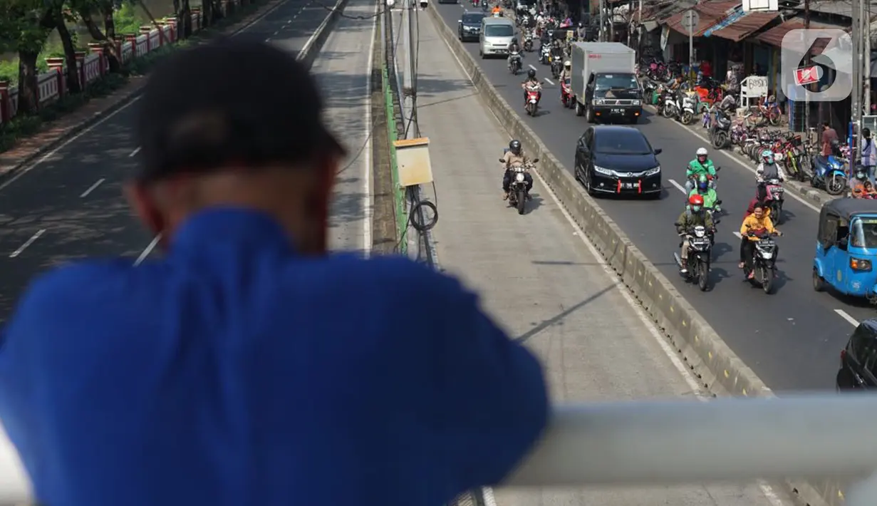 Pengendara sepeda motor menerobos jalur bus transjakarta di kawasan Pasar Rumput, Jakarta, Kamis (25/6/2020). Minimnya penindakan selama PSBB menyebabkan sebagian pemotor nekat masuk ke jalur khusus bus transjakarta tersebut. (Liputan6.com/Immanuel Antonius)