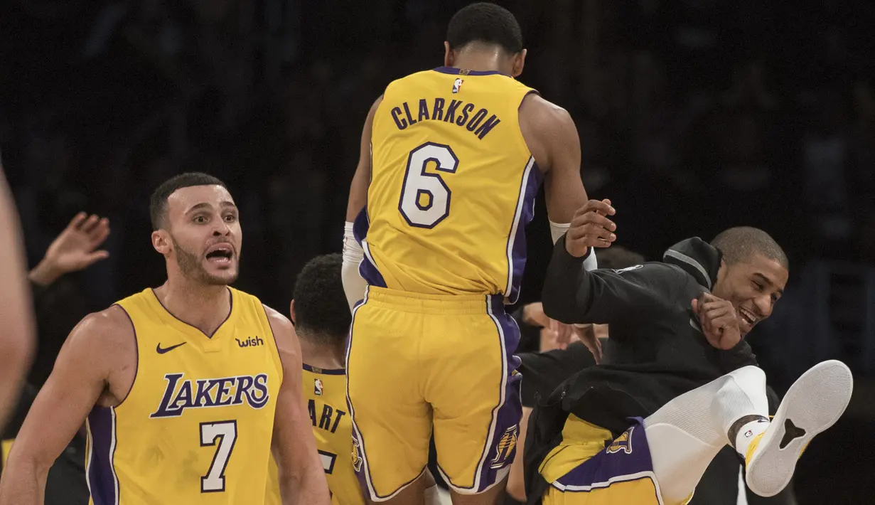 Gaya pemain Lakers, Jordan Clarkson (tengah) merayakan keberhasilan melakukan tembakan tiga angka pada lanjutan NBA basketball game di Staples Center, Los Angeles, (19/1/2018). Lakers menang 99-86. (AP/Kyusung Gong)