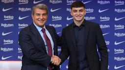 Barca dan Pedri sepakat memasang klausul rilis sebesar 1 miliar euro (Rp 16 Triliun), setara 4 kali harga Kylian Mbappe saat ini. Artinya, tidak ada klub yang bisa merebut Pedri tanpa negosiasi langsung dengan Barca. (AFP/Lluis Gene)