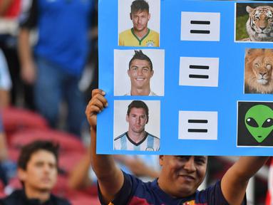 Aksi Suporter Argentina memajang gambar Messi, Neymar dan Ronaldo saat laga Argentina vs Chili pada Copa America Centenario 2016 di Stadion evi's, Santa Clara, Amerika Serikat, (7/6/2016) WIB. (AFP/Josh Edelson)