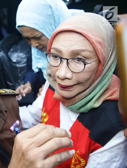 Terdakwa penyebaran berita bohong atau hoaks Ratna Sarumpaet tiba di Pengadilan Negeri Jakarta Selatan, Kamis (28/2). Ratna Sarumpaet berangkat dari Rumah Tahanan Polda Metro Jaya pdijemput kendaraan tahanan kejaksaan. (Liputan6.com/Herman Zakharia)