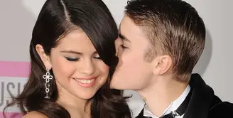1 Maret adalah ulang tahun Justin Bieber. Sudah kembali pada pelukan Selena Gomez, pelantun lagu Wolves itu pun memberikan ucapan lewat akun Instagram. (seventeen.com)