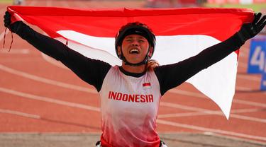 Atlet balap kursi roda Maria Goreti melakukan selebrasi usai memenangi final balap kursi roda 400 meter putri 11th ASEAN Para Games 2022 di Stadion Manahan, Solo, Jawa Tengah, kamis (4/8/2022). Maria Goreti meraih medali emas pada final tersebut. (INASPOC/Feri Setiawan)
