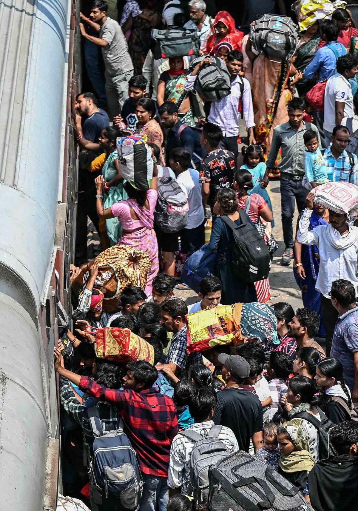 FOTO: Konflik India-Pakistan Memanas, Warga Panik Mengungsi KeTempat Aman