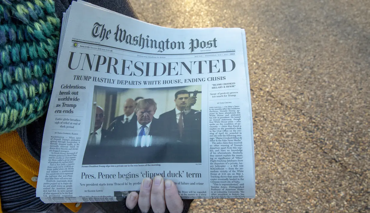 Surat kabar tiruan The Washington Post yang memberitakan Presiden Donald Trump mengundurkan diri beredar di Washington, DC, Rabu (16/1). Koran dan berita palsu itu merupakan ulah iseng kelompok liberal bernama Yes Men. (Tasos Katopodis/Getty Images/AFP)