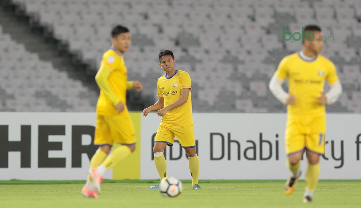 Umpan pendek ala pemain Song Lam Nghe An FC saat latihan jelang Piala AFC 2018 di Stadion Utama GBK, Senayan, Jakarta, (13/3/2018). Song Lam Nghe An FC akan melawan Persija di Grup H. (Bola.com/Nick Hanoatubun)