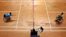 Atlet WC Bulutangkis, Wiwin berusaha menjangkau kok saat melawan  Supriadi (kanan) pada kategori Bulutangkis WH-2 di Istora Senayan, Jakarta (27/6/2018). Supriadi menang 21-11, 21-18. (Bola.com/Nick Hanoatubun)
