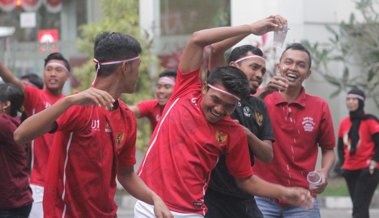 Para pemain Timnas U-19 Indonesia mengikuti lomba memindahkan air menyambut HUT RI ke-72 di Yogyakarta, (17/8/2017). Yogyakarta menjadi pilihan Timnas U-19 untuk melakukan TC. (Bola.com/Ronald Seger)