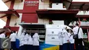 Siswa SMPN 49 Jakarta antusia membaca buku mobil perpustakaan keliling di halaman sekolah, Jakarta, Jumat (4/9/2015). Sebelumnya sekolah SMPN 49 mengalami kebakaran dan menyebakan ruangkan perpustakaan ludes terbakar. (Liputan6.com/Yoppy Renato)