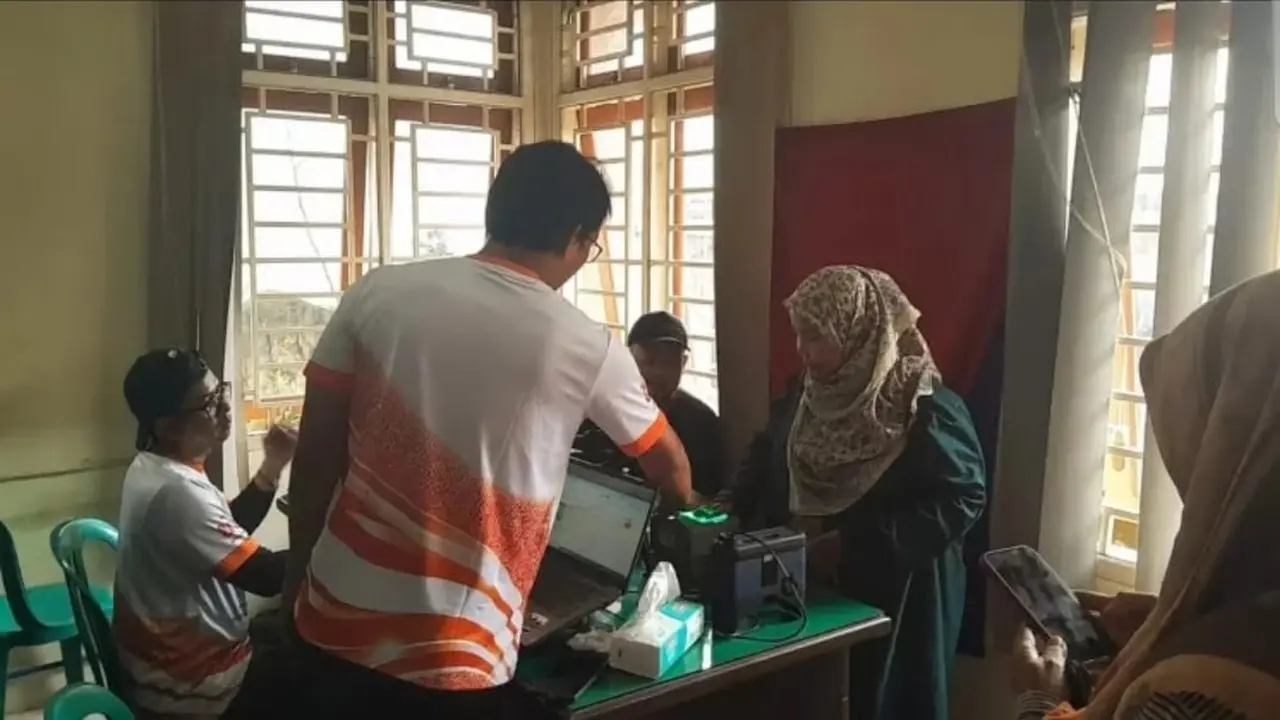 Kemendagri memberikan pelayanan administrasi kependudukan secara jemput bola bagi masyarakat, terutama penduduk rentan. (Istimewa)