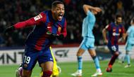 Pemain Barcelona Vitor Roque (kiri) melakukan selebrasi setelah mencetak gol ke gawang Osasuna saat pertandingan sepak bola La Liga Spanyol melawan Osasuna di Stadion Olimpic Lluis Companys di Barcelona, Spanyol, Rabu, 31 Januari 2024. (AP Photo/Joan Monfort)