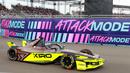 Pembalap tim Kiro Racing, Dan Ticktum memacu mobilnya saat ajang Jakarta E-Prix 2025 yang berlangsung di Jakarta International ePrix Circuit, Ancol, Sabtu (21/6/2025). (Bola.com/M Iqbal Ichsan)