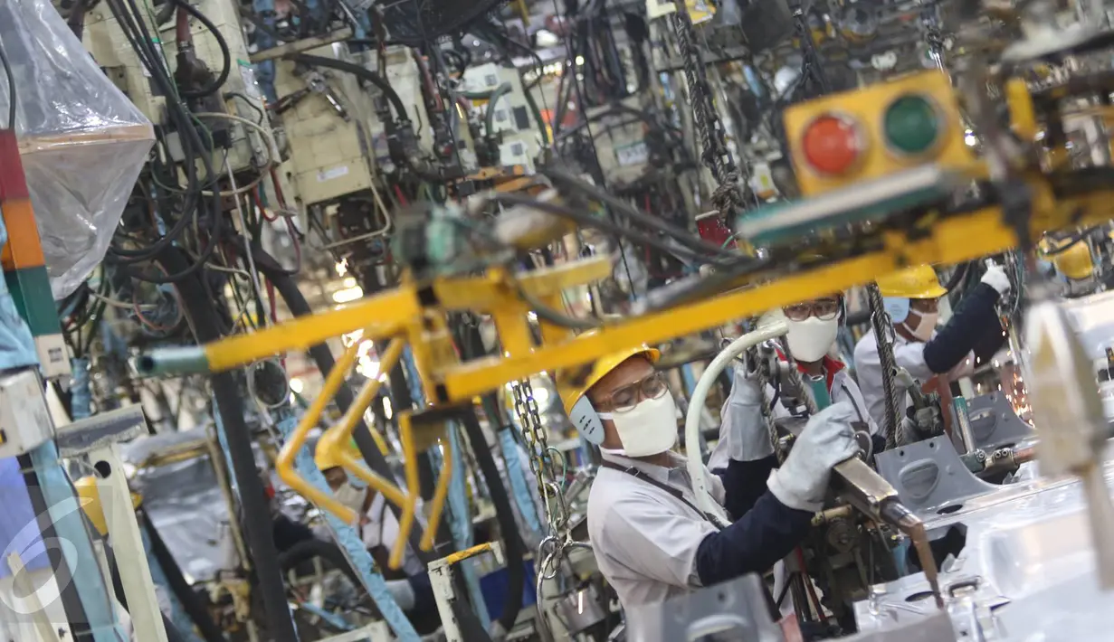 Pekerja merakit komponen dari mobil di TMMIN Karawang Plant 1, Jawa Barat, Kamis (23/2). Ekspor kendaraan roda empat diprediksi tumbuh sebesar tujuh persen di sepanjang 2017. (Liputan6.com/Immanuel Antonius)