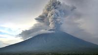 Kondisi Gunung Agung yang mengeluarkan asap tebal di Kabupaten Karangasem, Bali (28/11). Kepulan asap tebal ini terjadi karena ada dua lubang asap vulkanis. (AFP Photo/Sonny Tumbelaka)