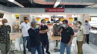 Gubernur Sulbar Ali Baal Masdar saat mengunjungi salah satu mall di Mamuju untuk persiapan normal baru