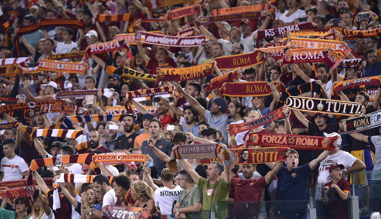 Fans AS Roma membentangkan slayer saat laga timnya melawan FC Porto pada leg 2 babak play off Liga Champions  di Olympic Stadium, Rome (24/8/2016) dini hari WIB. (AFP/Filippo Monteforte)