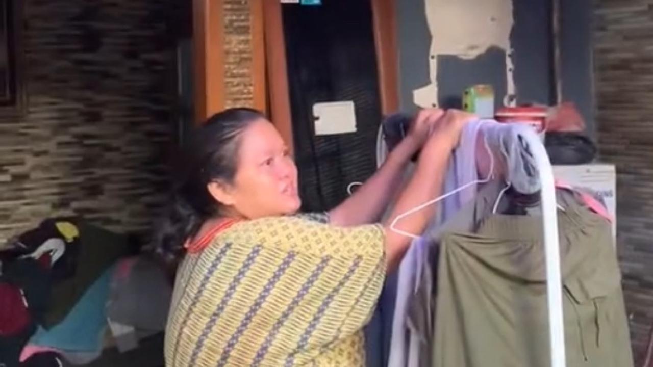 “Alhamdulillah Ya Allah, hujan. Alhamdulillah. Alhamdulillah. Emak gue sampe nangis,” terang Tara sambil bersyukur.