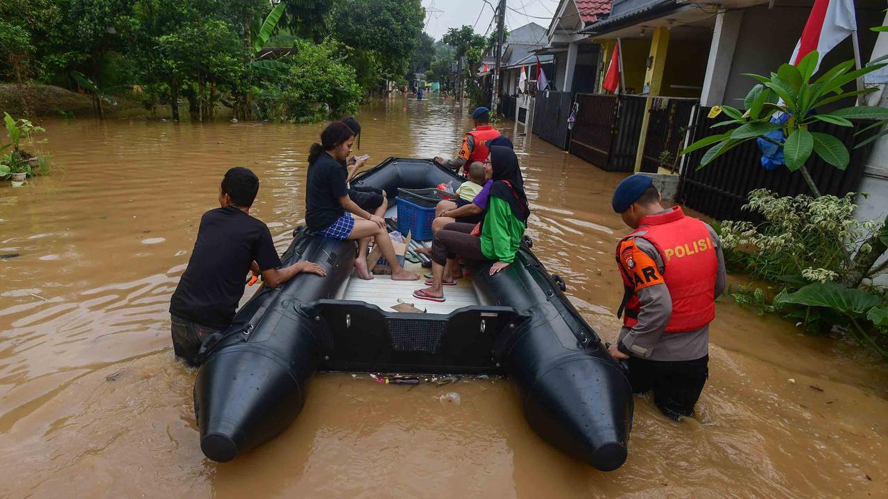 FOTO: Tanggul Jebol, 2.000 Warga Villa Pamulang Terdampak Banjir