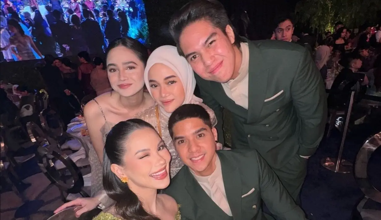 Al Ghazali dan El Rumi terbilang baru memulai kisah cinta mereka dengan pacar masing-masing. Al baru balikan dengan Alyssa Daguise sedangkan El Rumi tampil romantis perdana bareng Syifa Hadju. (Liputan6.com/IG/@diandramarsha)