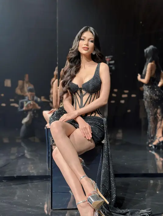 Punya body goals, Ritassya juga percaya diri kenakan sequin mini dress semi transparan [@ritassyawellgreat]