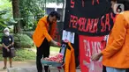 Maria Katarina Sumarsih orang tua dari korban Semanggi I Benardinus Realino Norma Irawan (Wawan) saat menghadiri aksi tabur bunga di Universitas Atma Jaya, Jakarta, Senin (14/11/2022). Aksi tersebut dalam rangka memperingati 24 tahun Tragedi Semanggi I sekaligus  menuntut pemerintah untuk menuntaskan pelanggaran-pelanggaran HAM berat di Tanah Air, salah satunya Tragedi Semanggi I. (Liputan6.com/Herman Zakharia)