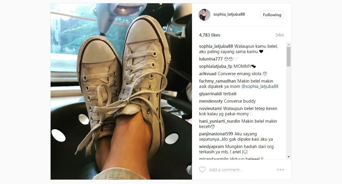 Meski tampak dekil, sepatu ini jadi kesayangan Sophia Latjuba [foto: instagram]