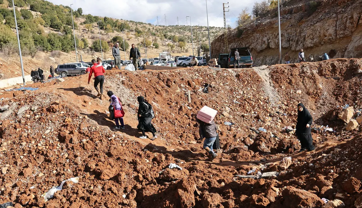 Badan Pengungsi PBB (UNHCR) pada 25 Oktober 2024 menyebut ada lebih dari 430.000 orang meninggalkan Lebanon untuk ke Suriah sejak meningkatnya konflik Israel-Hizbullah. (Anwar AMRO/AFP)