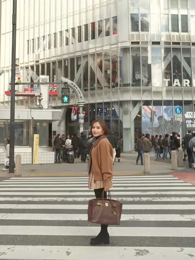 Gaya Prilly Latuconsina Liburan Akhir Tahun ke Jepang, Tas “Belanja” Hermès Rp329 Juta-an Jadi Sorotan