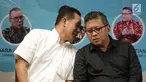 Wakil Ketua UmumPartaiGerindra, Ferry Jualiantono (kiri) bersamaSekjen PDIP,Hasto Kristiyanto saat gelaran diskusi di Jakarta, Selasa (30/4/2019). Diskusi membahas Menakar Kedewasaan Demokrasi Indonesia. (Liputan6.com/HelmiFithriansyah)