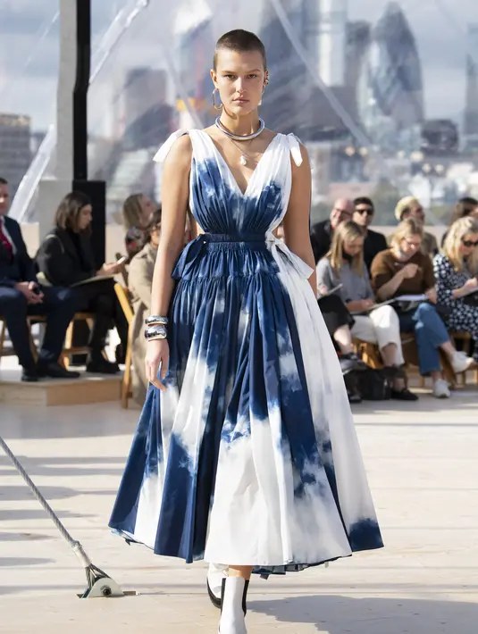 Gaun berbahan poly taffeta dengan garis leher V yang dalam ini memiliki detail pita yang direkayasa dan motif langit biru. Foto: Document/Alexander McQueen.