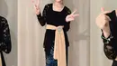 Meski kenakan busana adat, Bilqis tetap tampil kekinian khas Gen Z dengan sandal berwarna putih [@ayutingting92]