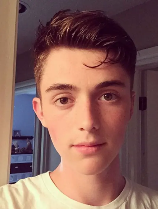 Grey mengawali kariernya sebagai cover lagu lalu di unggah ke youtube.  (via instagram@greysonchance/Bintang.com)