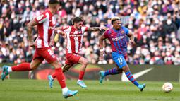 Adama Traore menandai debutnya di LaLiga bersama Barcelona dengan manis. Adama menciptakan satu assist saat Barca menang 4-2 atas Atletico Madrid. Pemain berdarah Mali itu dipinjam Barcelona dari Wolverhampton di bursa Januari. (AFP/Lluis Gene)