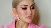 Kali ini, pemilik nama lengkap Ayu Rosmalina ini tampil lebih fresh dengan makeup cerah. Sama seperti bajunya, bagian mata Ayu Ting Ting terlihat cantik dengan eyeshadow dan lipstik berwarna pink.(Liputan6.com/IG/@ayutingting92)