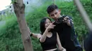 Duo Soundwave digawangi penyanyi Rinni Wulandari dan Jevin Julian. Dalam proyek perdananya, ia membuat video klip untuk single 'Salah'. (Adrian Putra/Bintang.com)