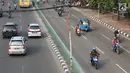 Sejumlah pengendara melintas dibawah kabel yang ditopang tiang bambu di kawasan Pasar Baru, Jakarta, Selasa (12/9). Selain membahayakan pengguna jalan, buruknya instalasi kabel tersebut juga merusak estetika kota. (Liputan6.com/Immanuel Antonius)