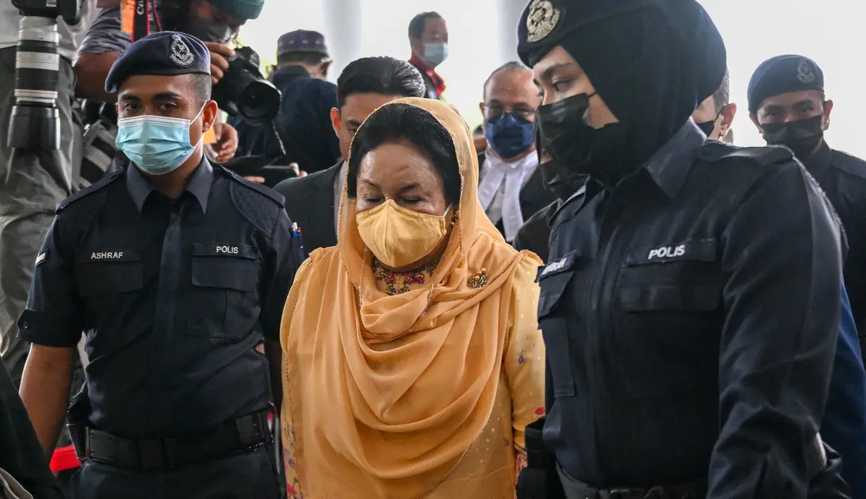 Rosmah Mansor (tengah), istri mantan perdana menteri Najib Razak yang dipenjara, tiba untuk mendengarkan vonis dalam sidang korupsinya di pengadilan tinggi di Kuala Lumpur, Kamis (1/9/2022). Istri mantan PM Malaysia itu dituduh meminta suap dengan imbalan kontrak pemerintah, beberapa hari setelah suaminya dipenjara karena korupsi. (Mohd RASFAN / AFP)