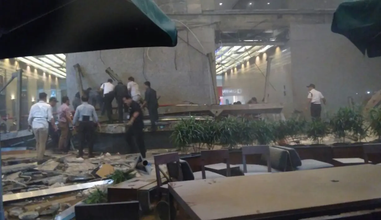 Sejumlah orang mengevakuasi korban dari robohnya balkon lantai 1 tower II Bursa Efek Indonesia (BEI) roboh, Jakarta, Senin (15/1). Insiden itu menyebabkan kerusakan di bagian gedung kawasan Bisnis Sudirman tersebut. (Liputan6.com/istimewa)