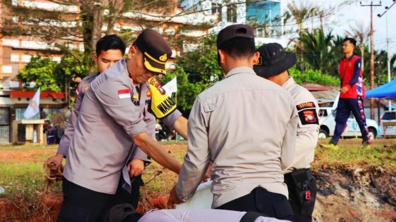 Sinergi TNI-Polri dan Masyarakat dalam Gotong Royong Natuna: Bersihkan Pantai Piwang dan Lingkungan Perbatasan