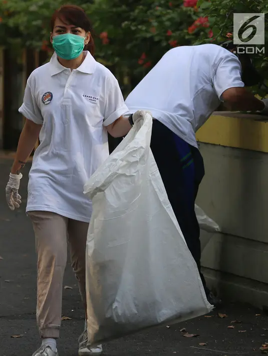 Seorang wanita mengikuti program World Cleanup Day di Kawasan Bundaran HI, Jakarta, Sabtu (15/9). Kegiatan ini untuk melakukan pungut sampah di lingkungan masing-masing untuk membersihkan Jakarta. (Merdeka.com/Imam Buhori)