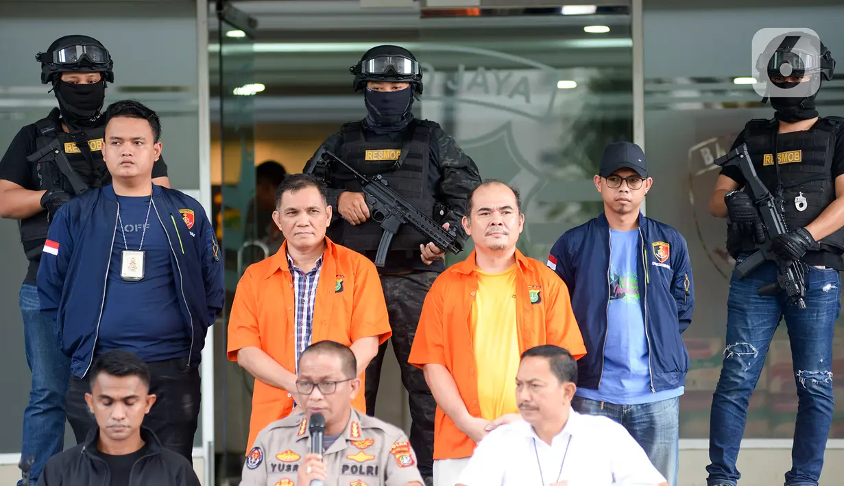 Kabid Humas Polda Metro Jaya Kombes Yusri Yunus (depan tengah) saat rilis kasus pencemaran nama baik terhadap Rektor Universitas Negeri Manado melalui media sosial di Jakarta, Selasa (18/2/2020). Dalam kasus ini, polisi menangkap dua orang berinisial FJR dan JSR. (merdeka.com/Imam Buhori)